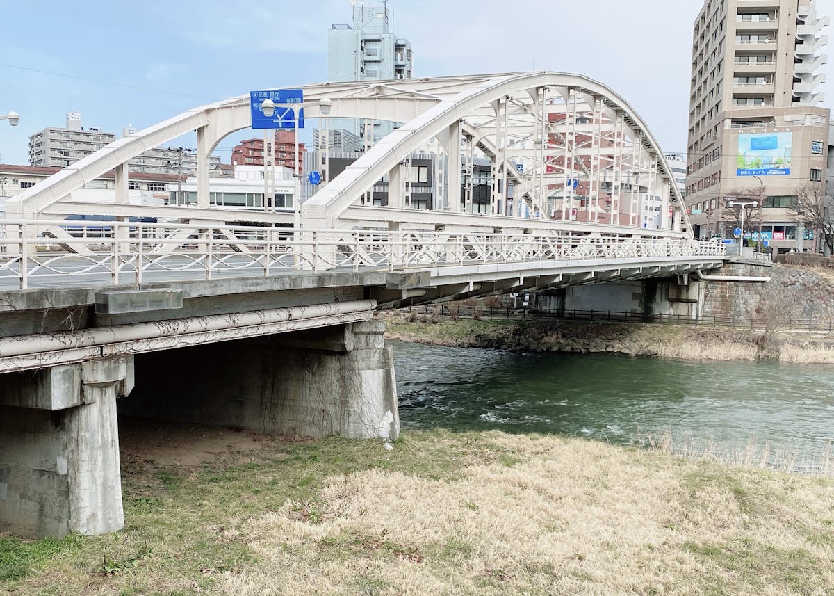 北上川にかかる開運橋の写真、時間帯は昼間
