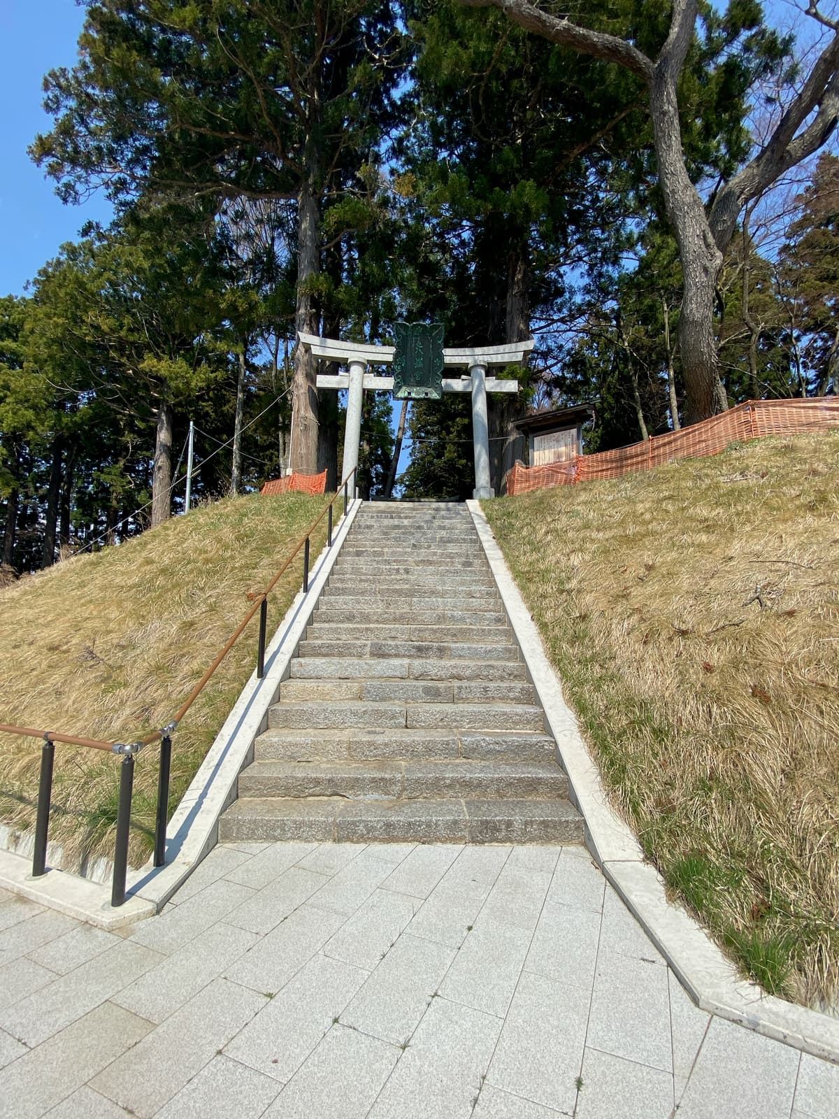 美しい朱塗りの盛岡八幡宮の写真