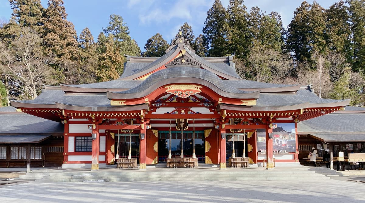 美しい朱塗りの盛岡八幡宮の写真