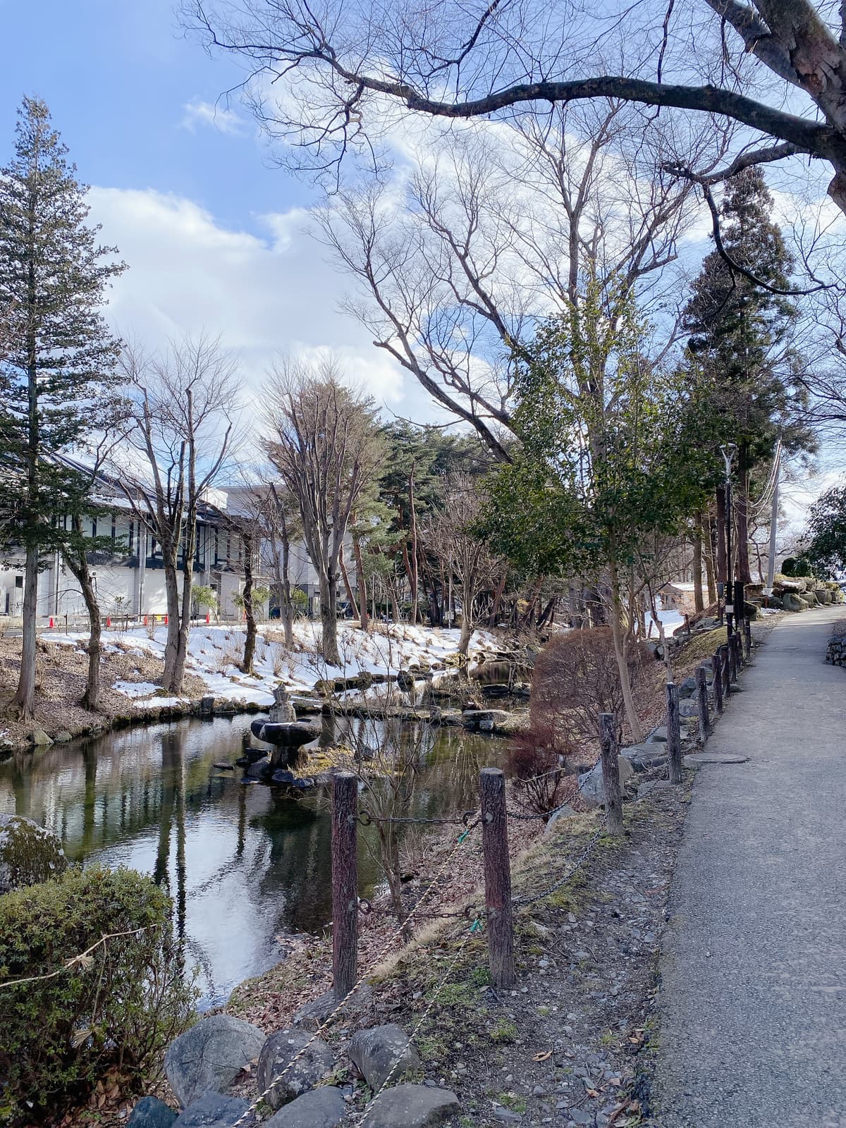 冬の盛岡城跡公園の落ち着いた景色の写真