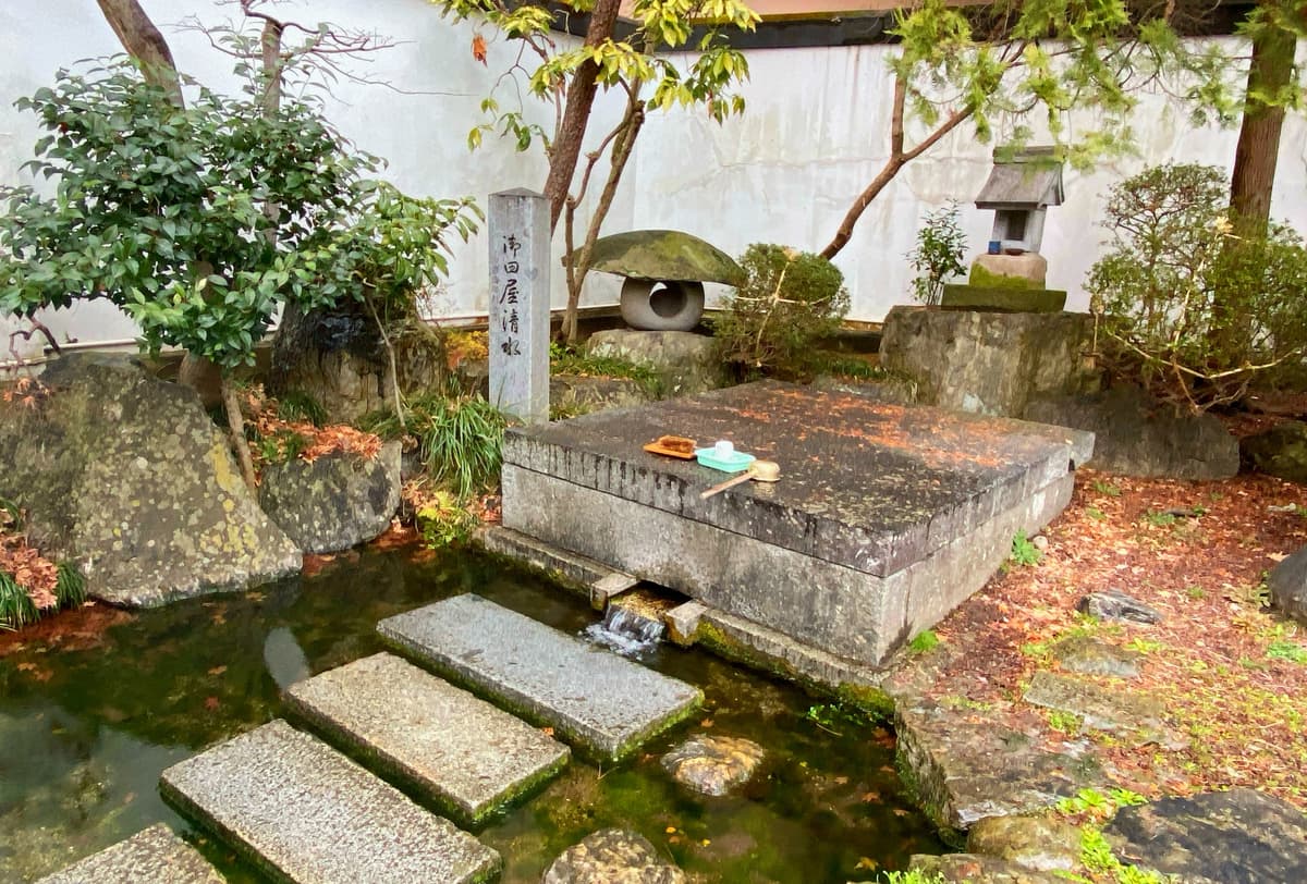 静かに水が流れる御田屋清水の写真