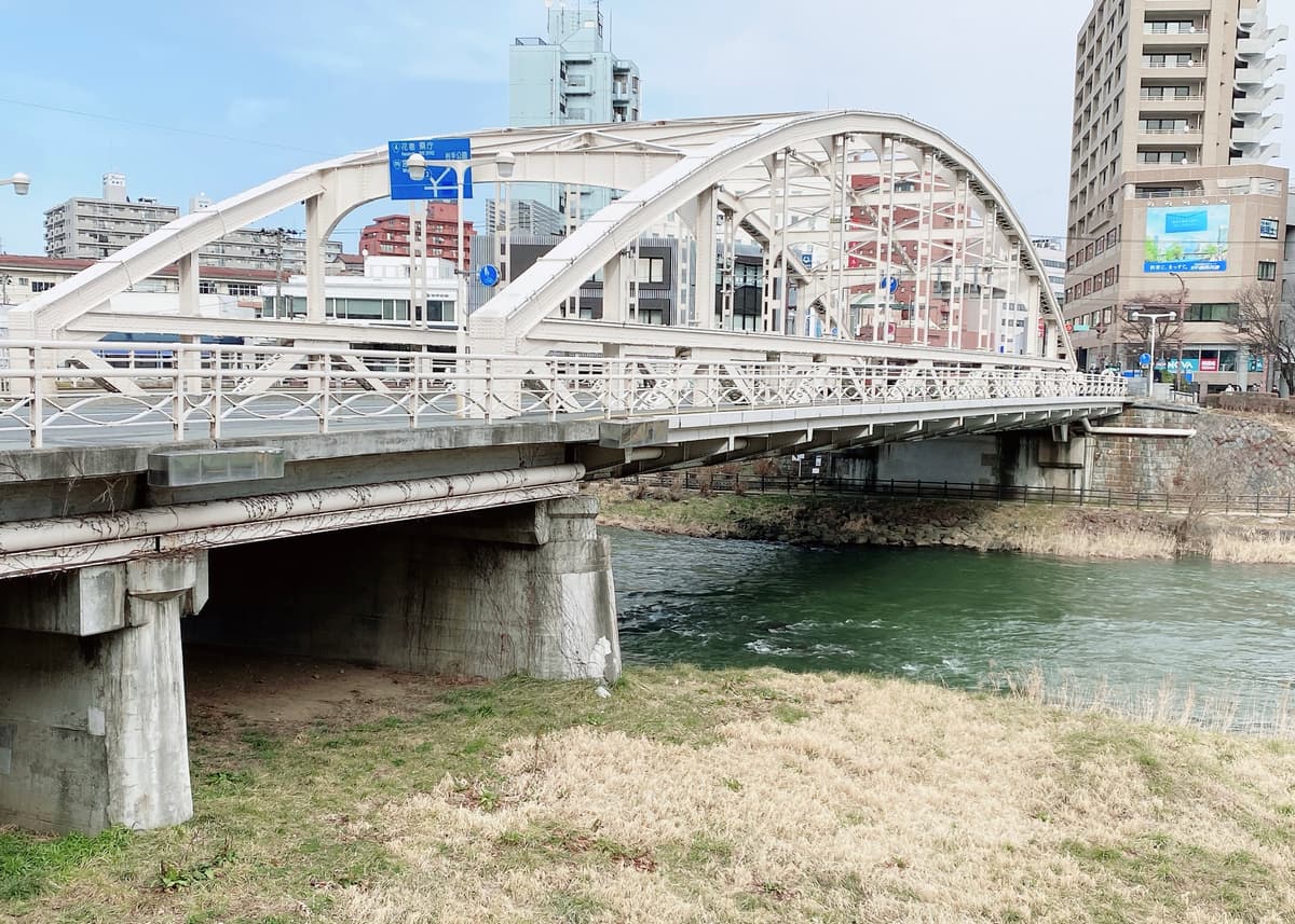 北上川にかかる開運橋の写真、時間帯は昼間